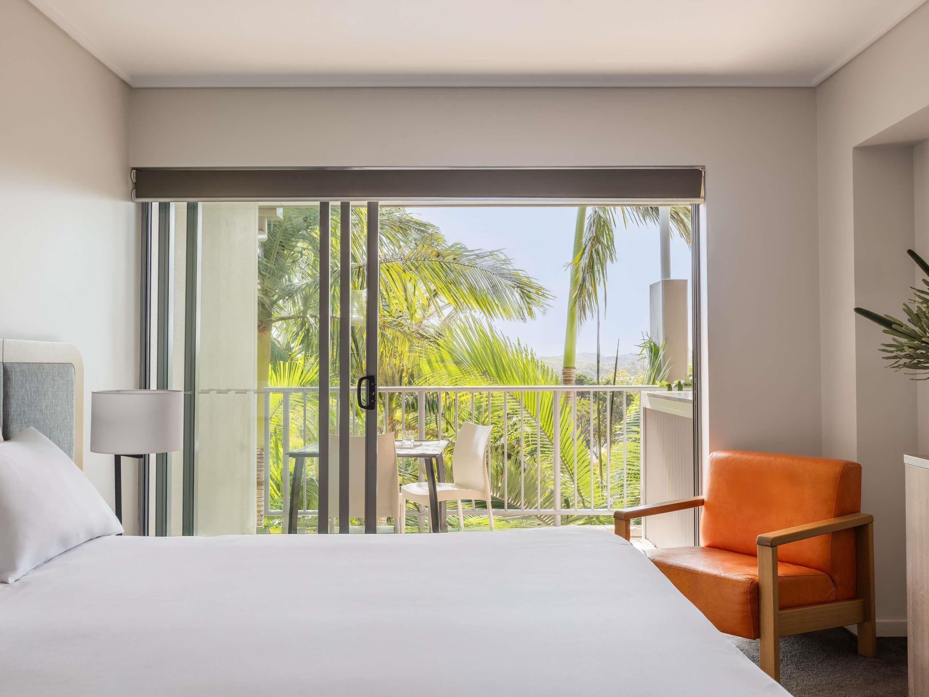 Habitación | Caja de seguridad en la habitación y tabla de planchar con plancha 