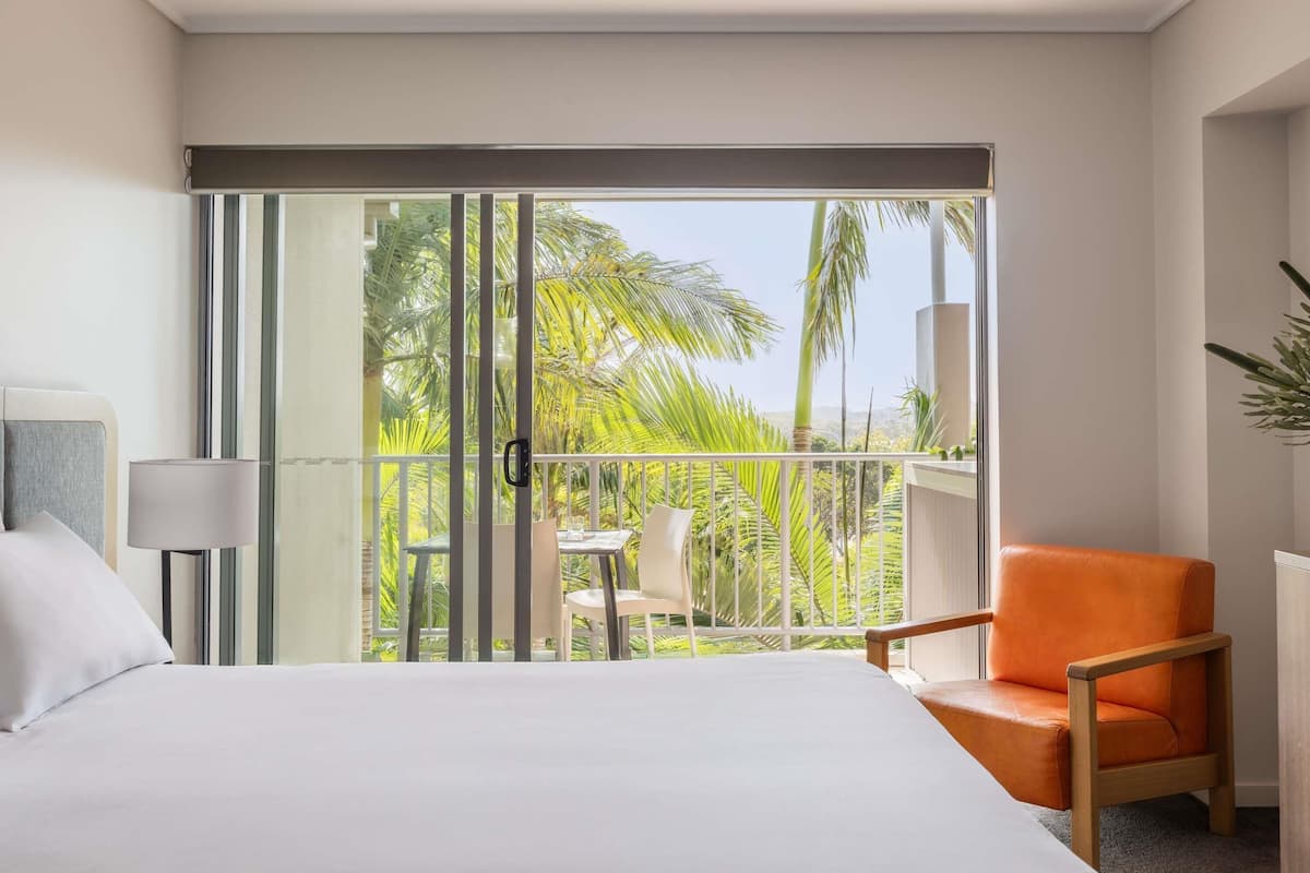 Habitación | Caja de seguridad en la habitación y tabla de planchar con plancha