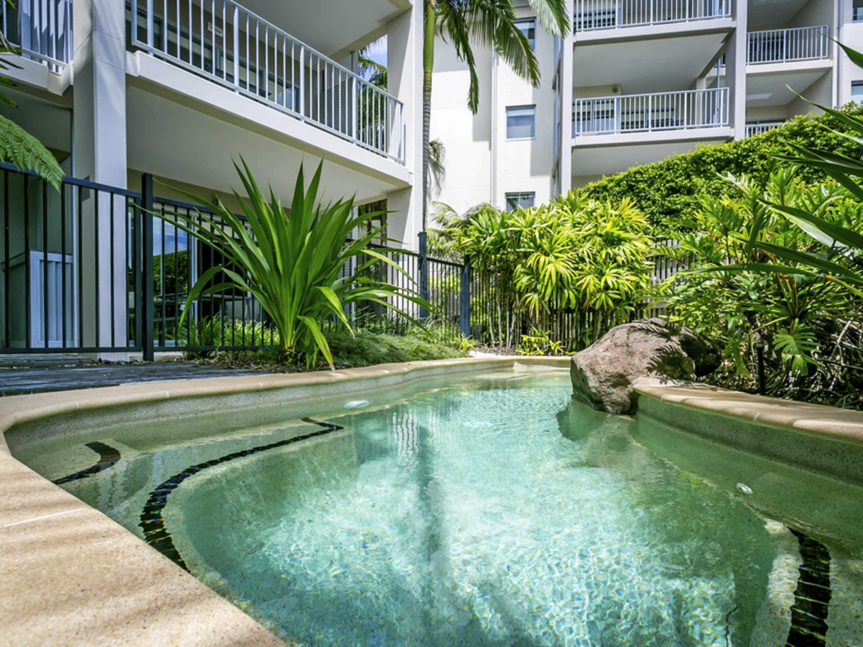 Habitación, 2 habitaciones (Spa with Plunge) | Caja de seguridad en la habitación y tabla de planchar con plancha 