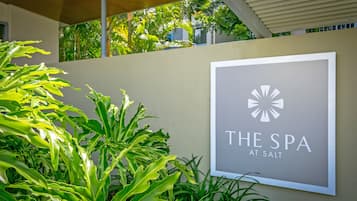 Ein Spa-Schild mit Logo und dem Schriftzug "THE SPA AT SALT" an einer Wand.