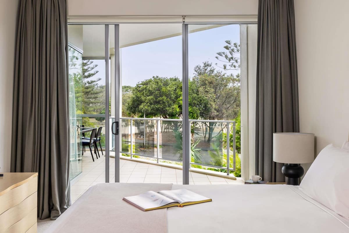 Caja de seguridad en la habitación y tabla de planchar con plancha