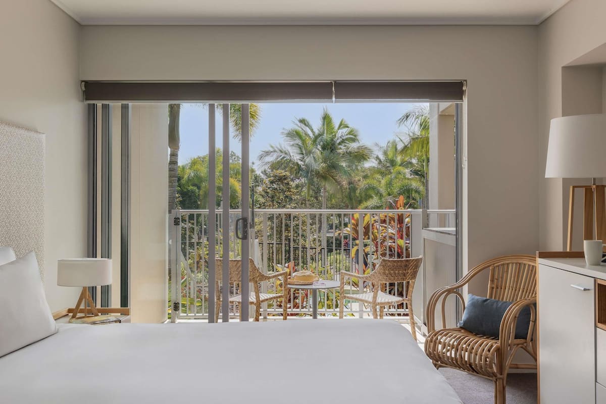 Habitación (Plunge) | Caja de seguridad en la habitación y tabla de planchar con plancha