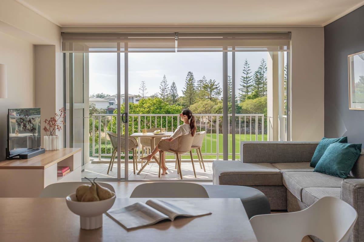 Departamento, 2 habitaciones | Caja de seguridad en la habitación y tabla de planchar con plancha