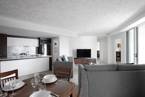 2 Bedroom | Living area | Flat-screen TV - Mantra Wings (Surfers Paradise)
