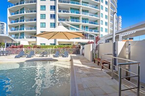 Outdoor pool - Mantra Wings (Surfers Paradise)