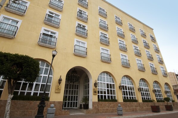 A multi-story hotel with balconies, arched windows, and a well-maintained facade. - Fiesta Inn Toluca Centro (Toluca)