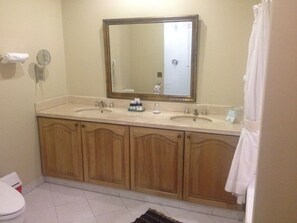 Double Room, 1 King Bed | Bathroom | Separate tub and shower, deep soaking tub, free toiletries, hair dryer - Hotel La Font Boutique (Bogotá)