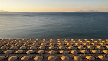 Am Strand, Liegestühle, Sonnenschirme, Strandtücher