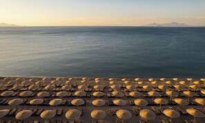 Sulla spiaggia, lettini da mare, ombrelloni, teli da spiaggia