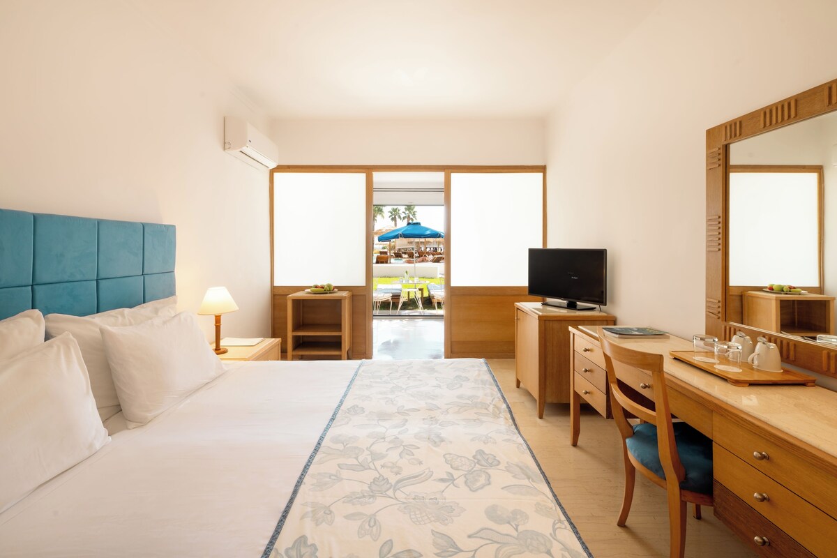Family with Garden Access | Minibar (free items), in-room safe, desk, soundproofing