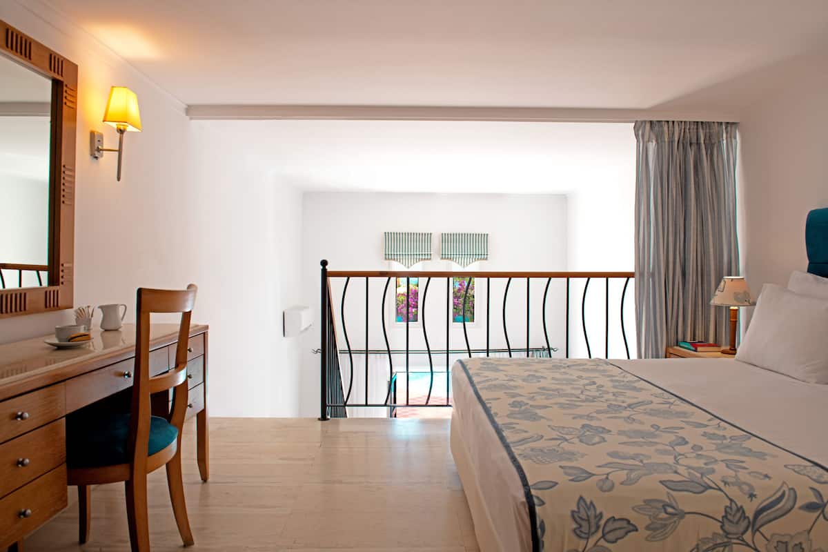 Dúplex, vista al mar | Artículos del minibar gratis y caja de seguridad en la habitación