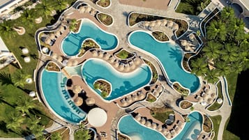 7 albercas al aire libre, sombrillas en la alberca y camastros