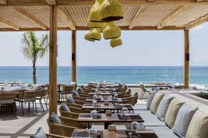 6 restaurants, spécialités Cuisine locale et internationale