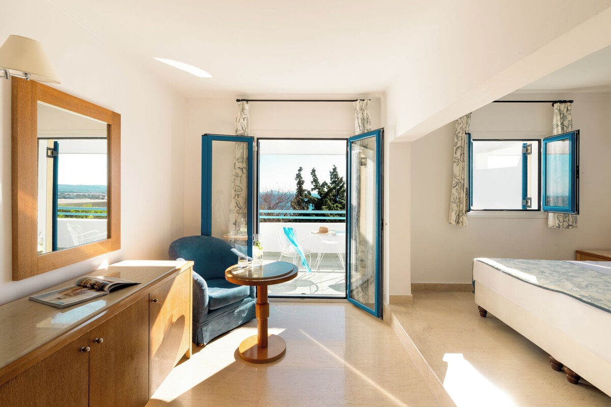 Family Suite Garden View | Minibar (free items), in-room safe, desk, soundproofing
