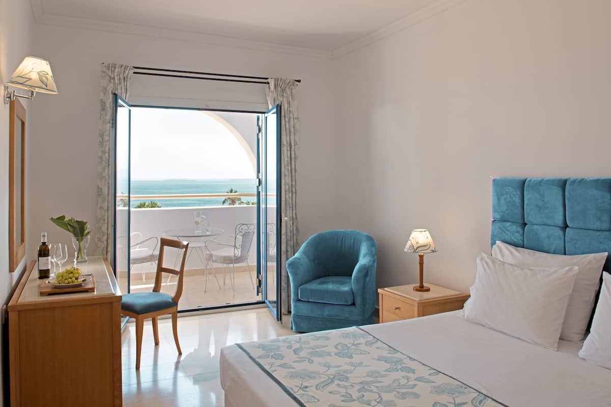Habitación con 2 camas individuales, vista al mar | Artículos del minibar gratis y caja de seguridad en la habitación