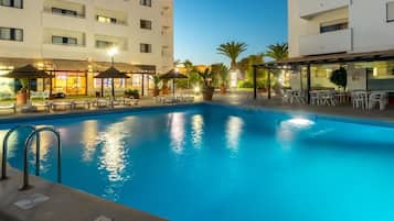 Piscine couverte, 2 piscines extérieures, chaises longues