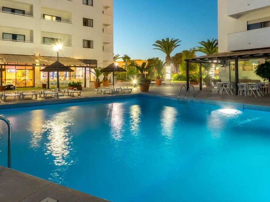 Kolam renang indoor dan 2 kolam renang outdoor, dengan kursi berjemur