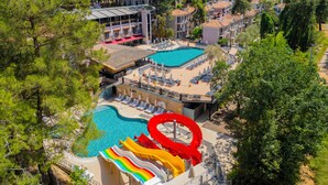 Un complexe hôtelier doté d’une piscine, d’un toboggan aquatique et offrant une vue sur les environs.