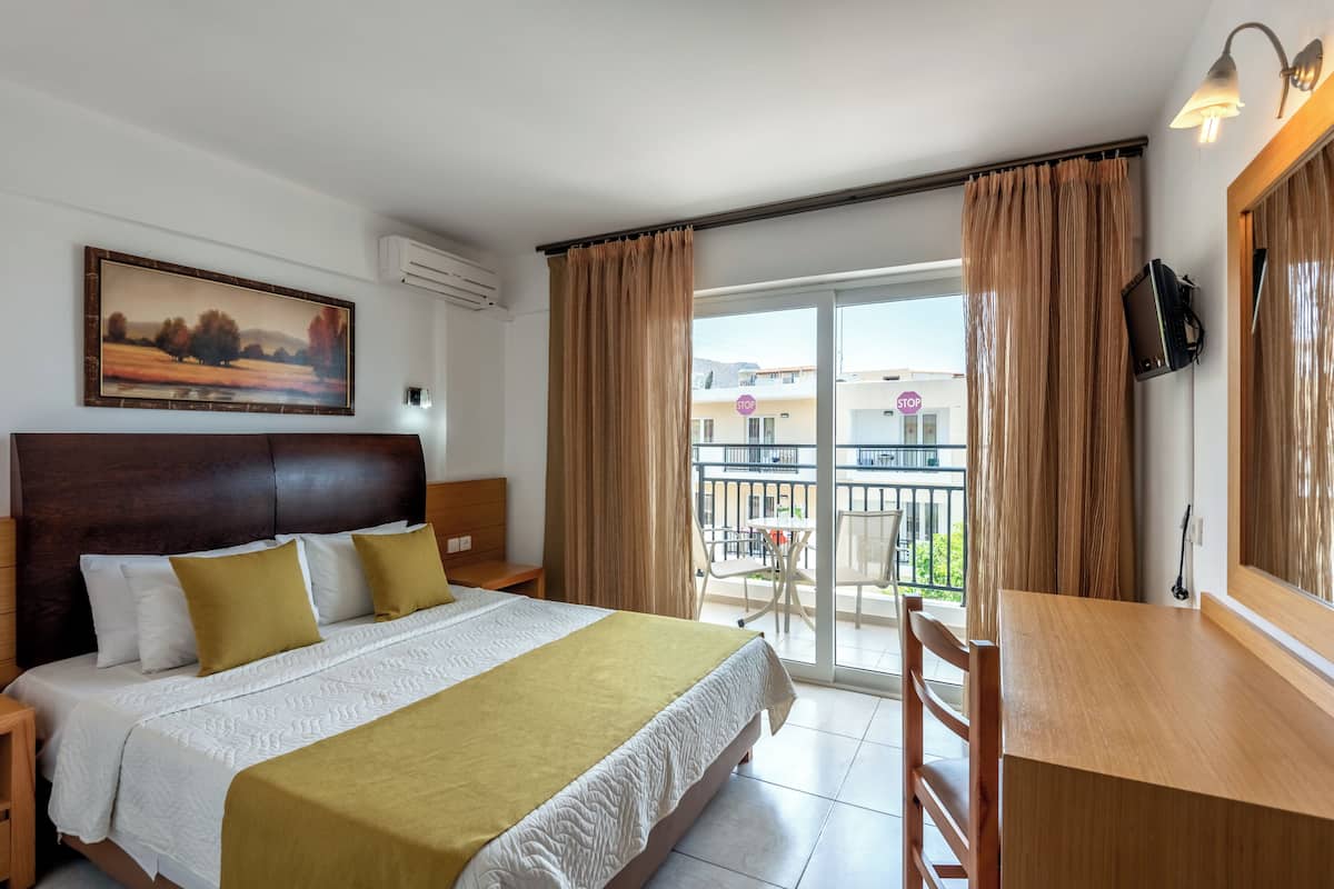 Junior Suite, Garden View | 1 bedroom, blackout curtains, WiFi, bed sheets
