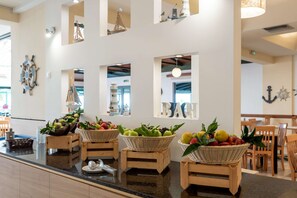 Petit déjeuner, déjeuner et dîner servis sur place, vue sur la piscine