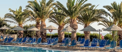 2 piscines extérieures, parasols de plage, chaises longues