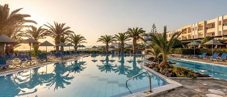 2 piscines extérieures, parasols de plage, chaises longues