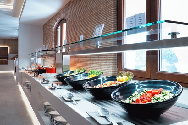 4 restaurantes, se sirven desayunos, comidas y cocina internacional