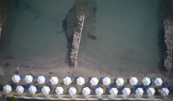 Playa privada, sillas reclinables de playa, sombrillas, toallas de playa