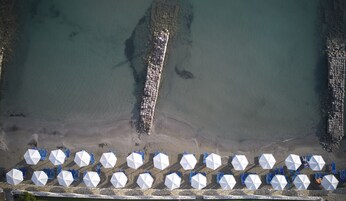 Playa privada, sillas reclinables de playa, sombrillas, toallas de playa