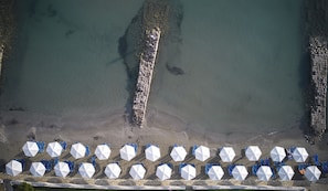 Privatstrand, Liegestühle, Sonnenschirme, Strandtücher