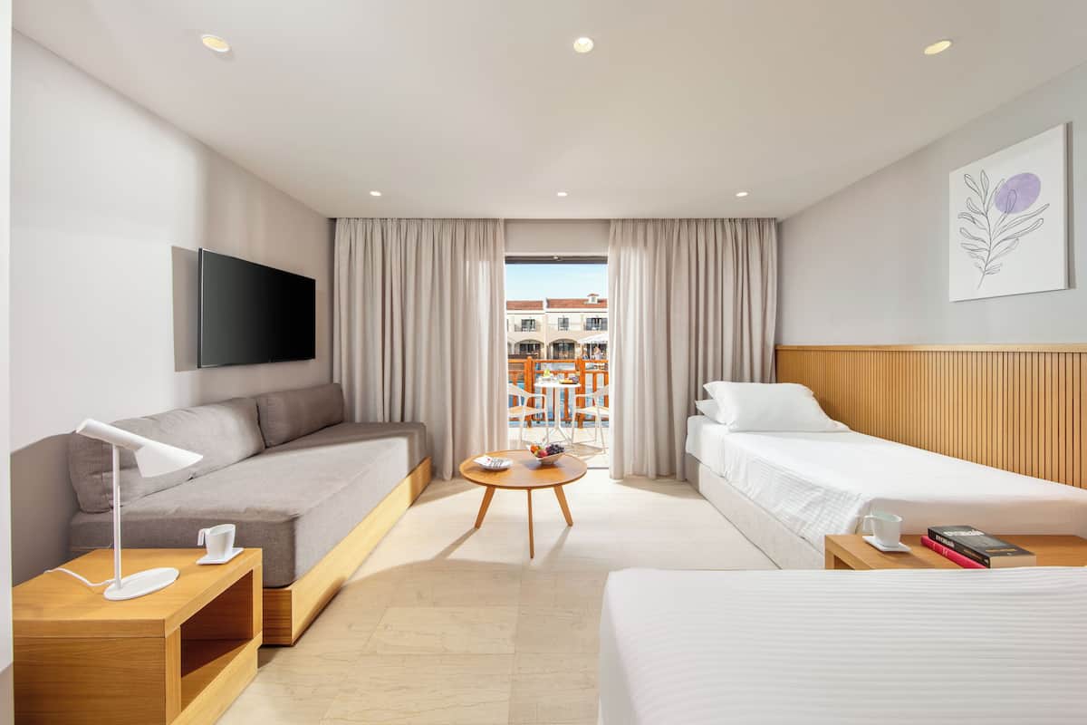 Free minibar, in-room safe, desk, blackout drapes