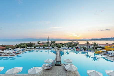 6 piscinas al aire libre, sombrillas, sillones reclinables de piscina