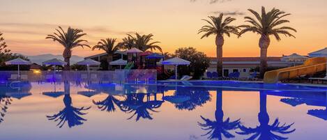 6 outdoor pools, pool umbrellas, pool loungers