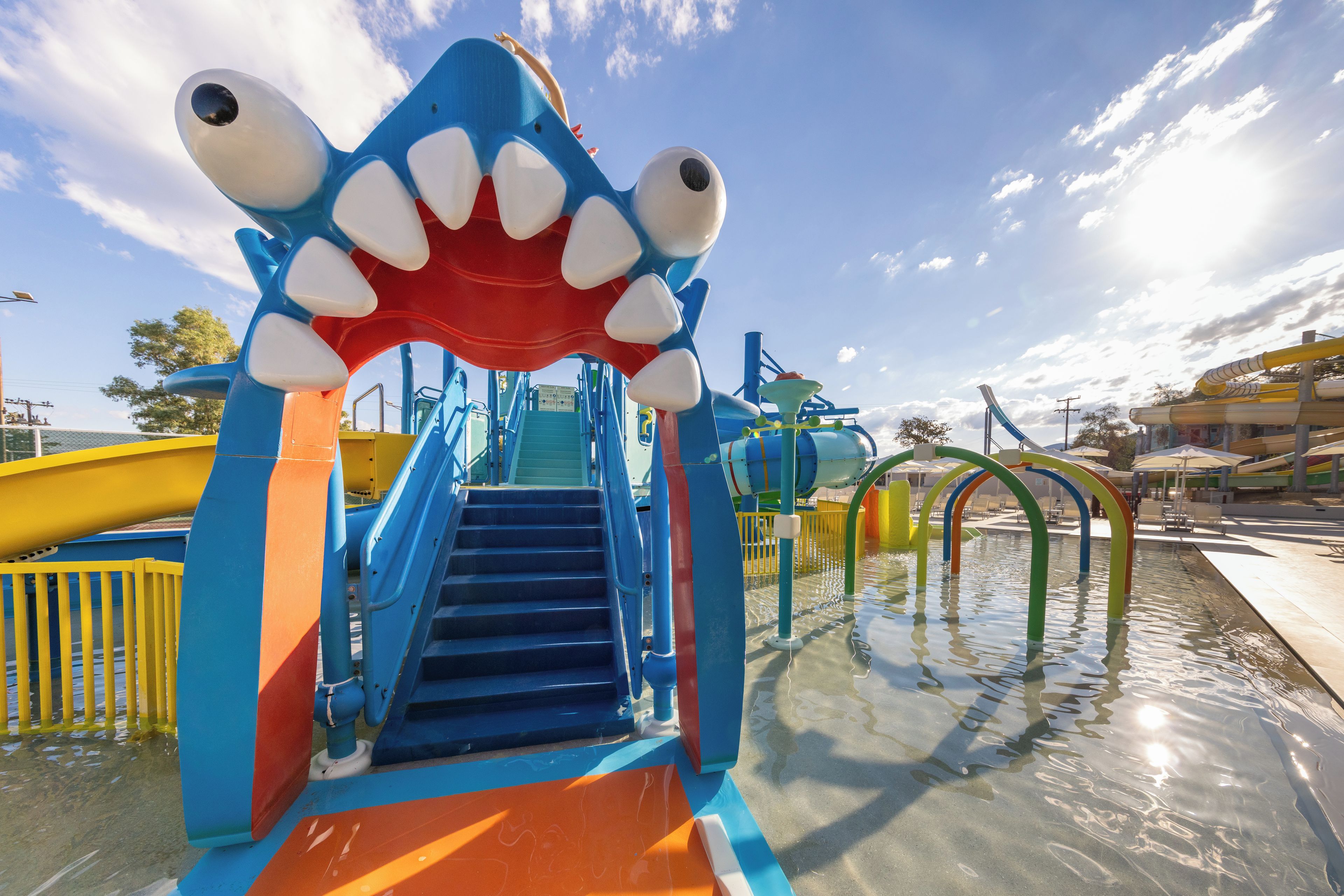 Un parc aquatique doté d’un toboggan sur le thème des requins et d’un espace de jeux aquatiques.