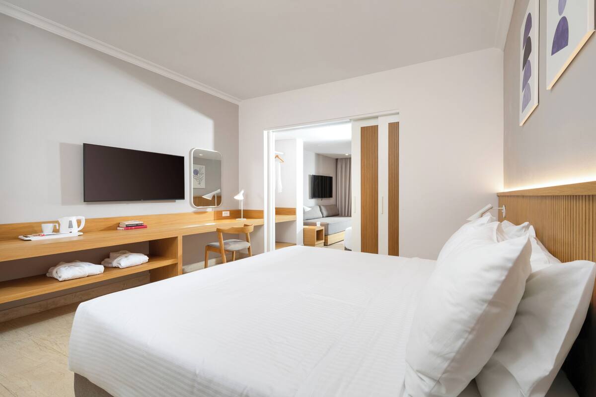 Minibar con snack e bevande gratuite, una cassaforte in camera