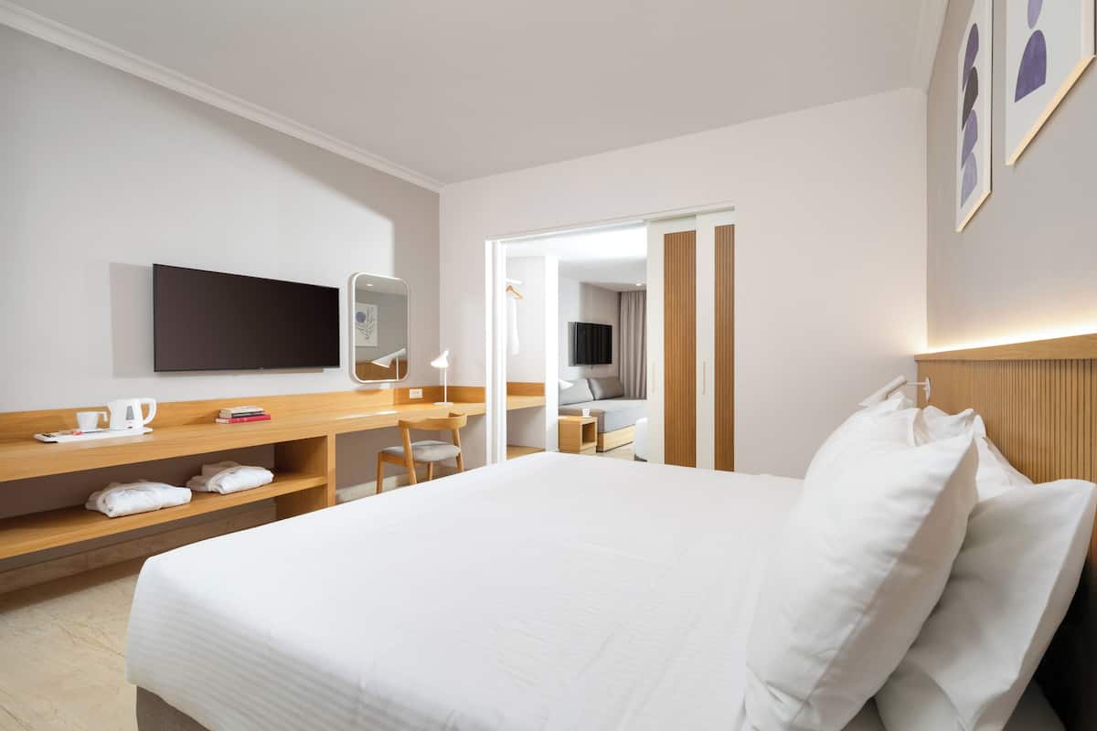 Free minibar, in-room safe, desk, blackout drapes