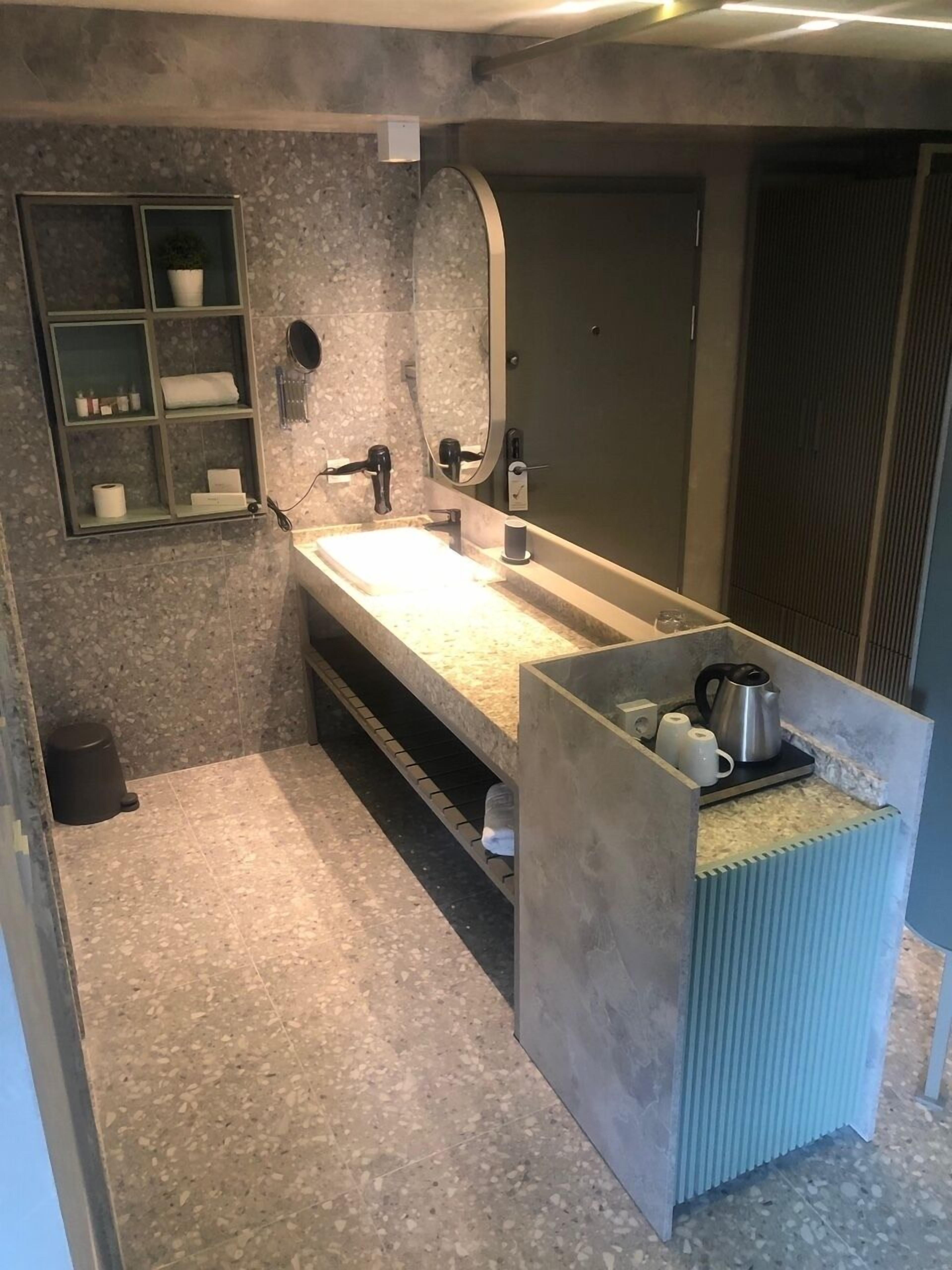 deluxe studio suite, 1 king bed, jetted tub | premium bedding, down duvets, select comfort beds, minibar