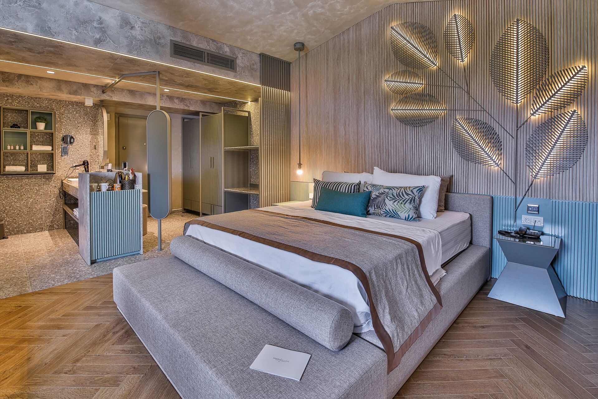 deluxe studio suite, 1 king bed, jetted tub | premium bedding, down duvets, select comfort beds, minibar