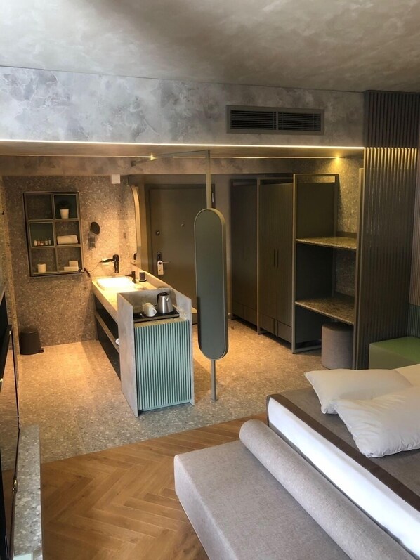 A modern bathroom with a built-in sink, a mirror, and a towel rack. - Samira Exclusive Hotel & Apartments (Kas)