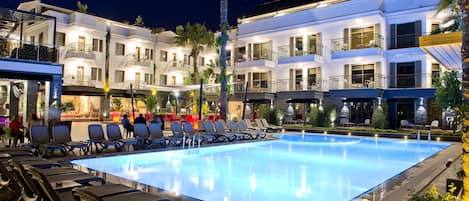 Outdoor pool, pool umbrellas, sun loungers