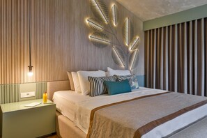 Suíte estúdio luxo, 1 cama King, banheira de hidromassagem | Roupas de cama premium, edredons de pluma, camas Select Comfort