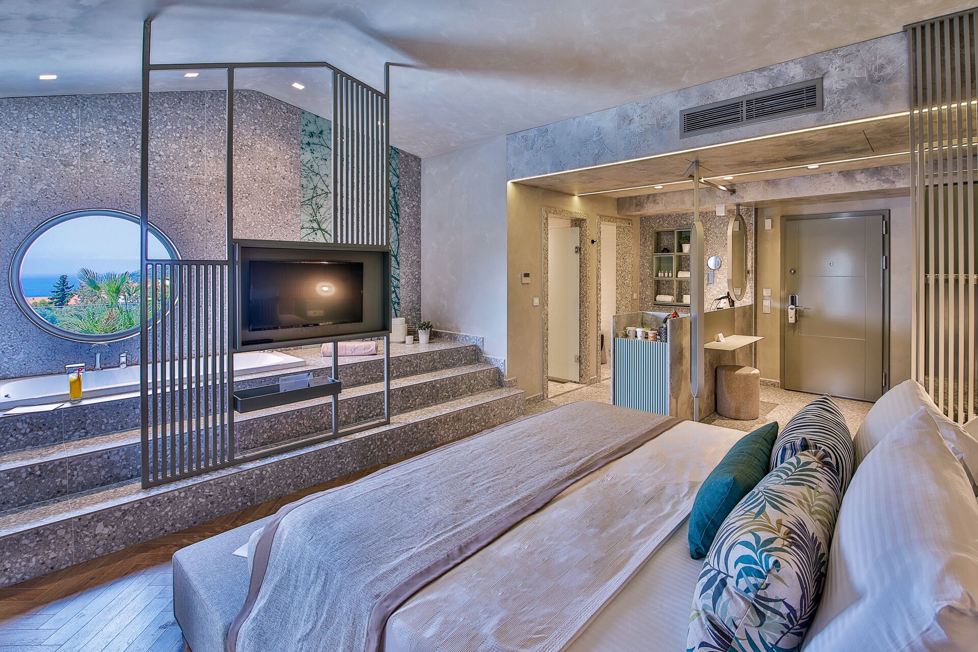 deluxe studio suite, 1 king bed, jetted tub | premium bedding, down duvets, select comfort beds, minibar