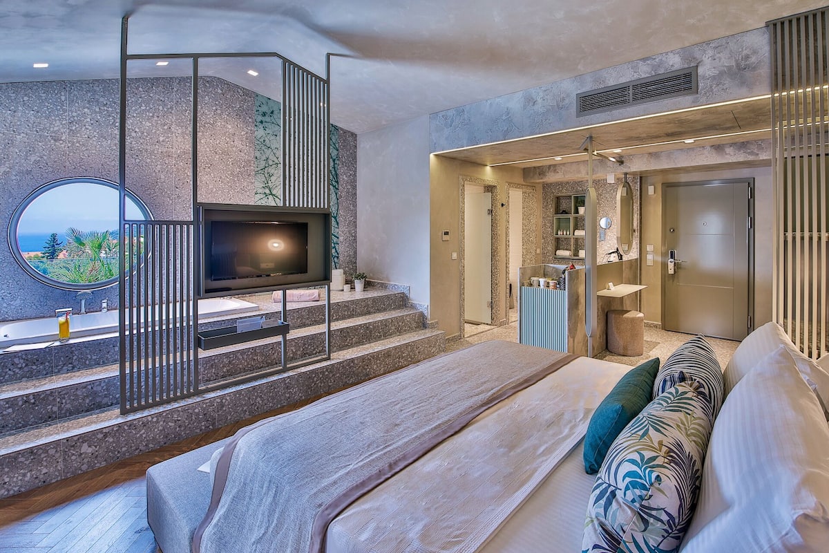 deluxe studio suite, 1 king bed, jetted tub | premium bedding, down duvets, select comfort beds, minibar