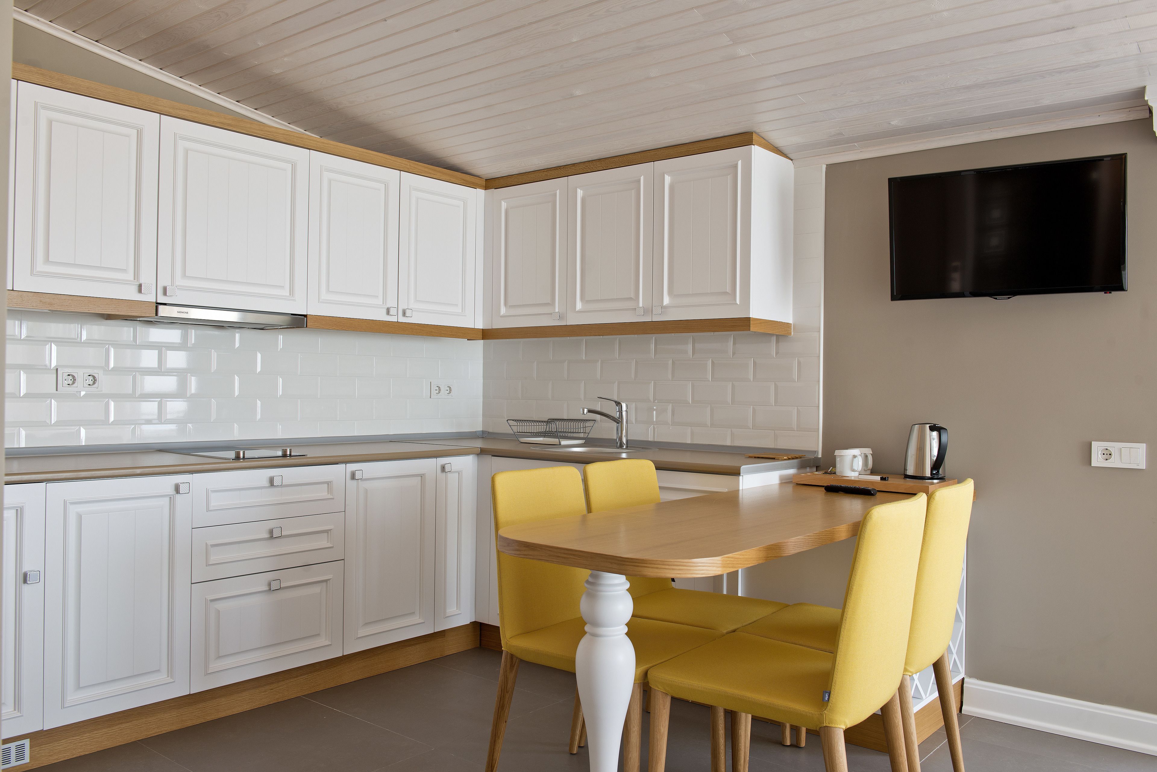 penthouse suite with sea and pool view | private kitchenette | fridge, coffee/tea maker