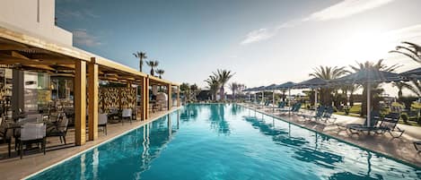 7 restaurants, breakfast, lunch served; local and international cuisine