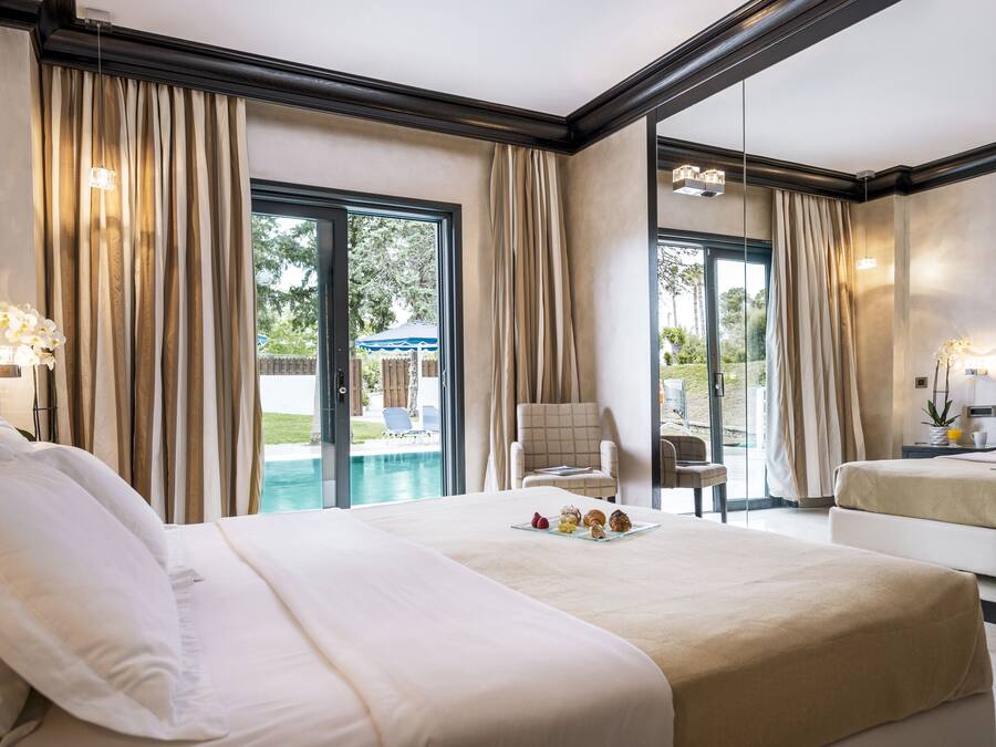 Zweibettzimmer (Sharing Pool) | Minibar, Zimmersafe, Schreibtisch, VerdunkelungsvorhÀnge