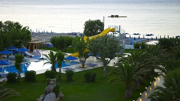 Sulla spiaggia, cabine (a pagamento), lettini da mare, ombrelloni