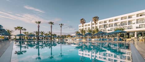 3 outdoor pools, open 10:00 AM to 7:00 PM, pool umbrellas, pool loungers