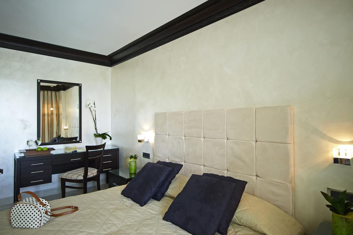 Minibar, in-room safe, desk, blackout curtains