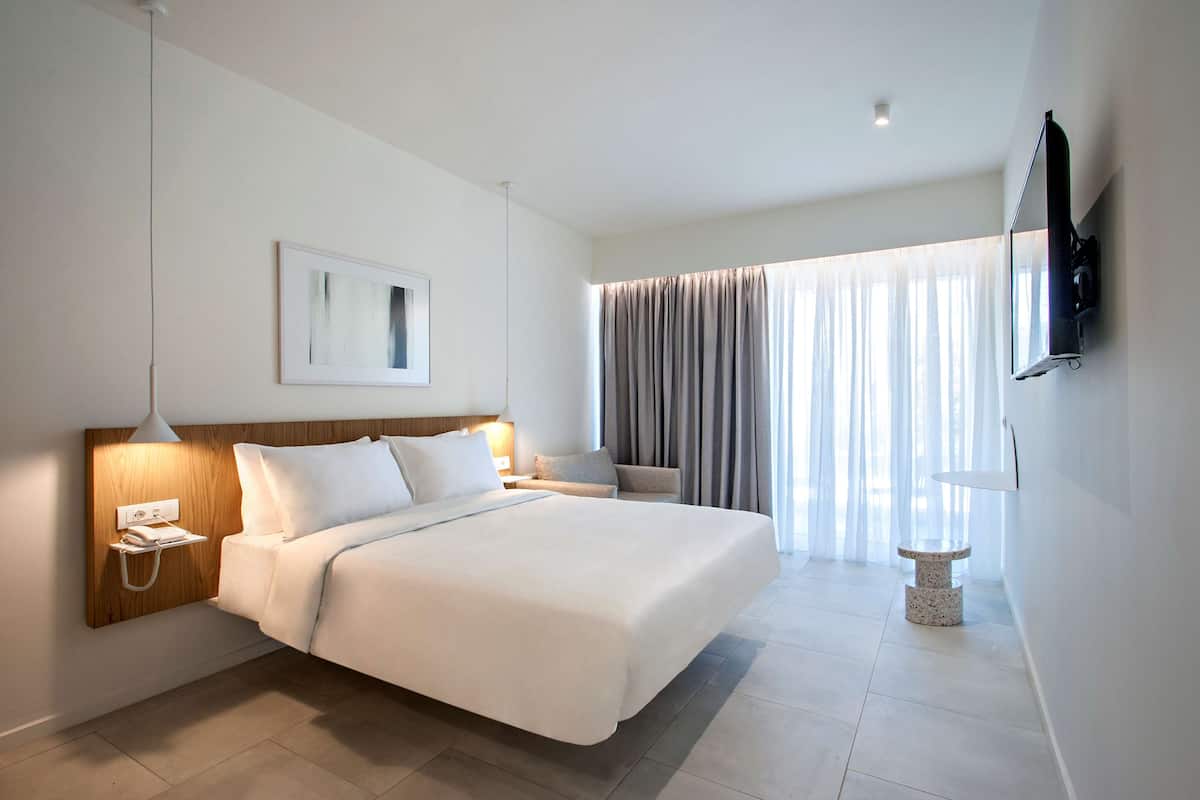 1 bedroom, premium bedding, minibar, in-room safe